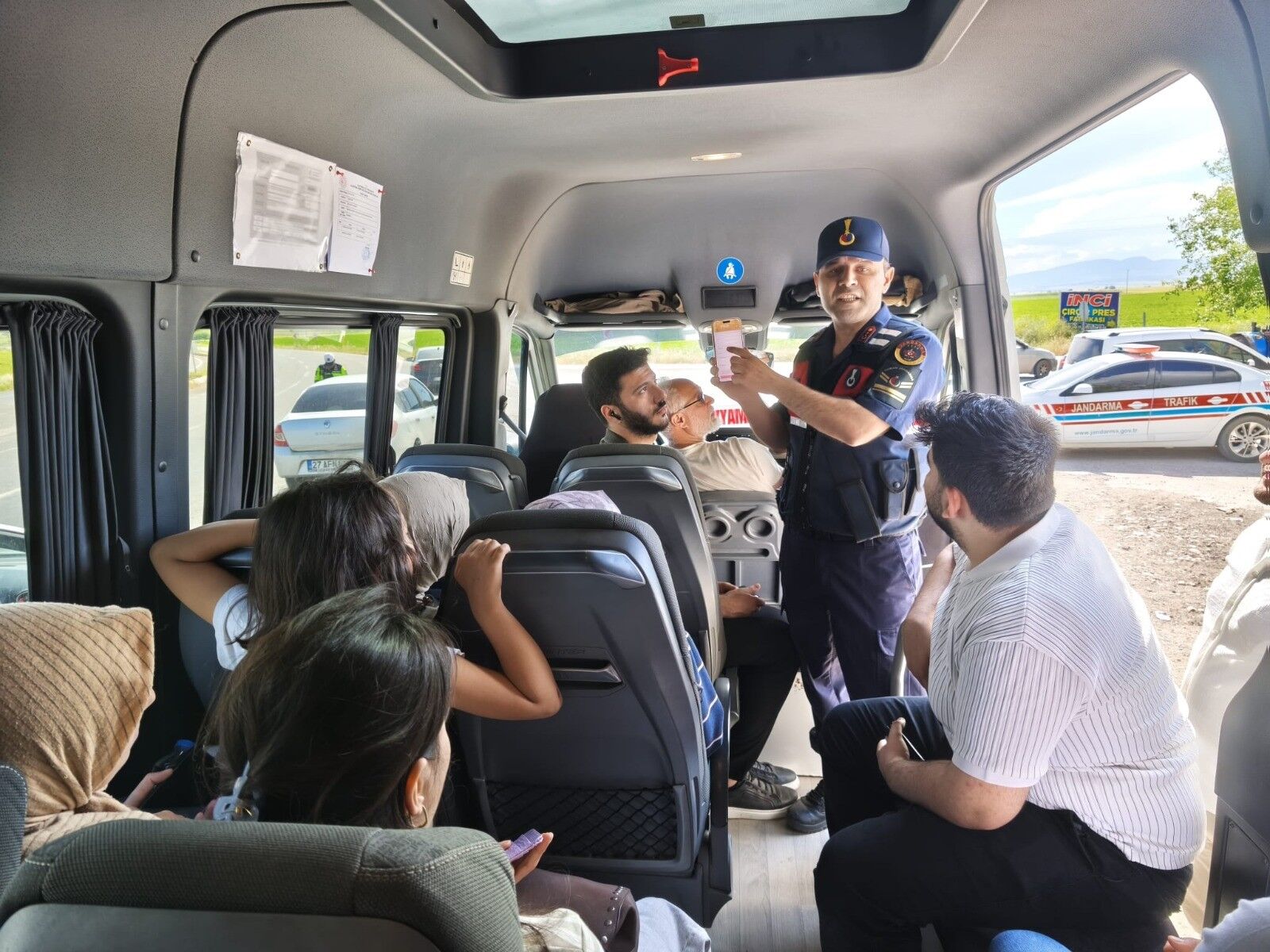 Gaziantep’te Jandarma Ekipleri, Vatandaşlara Acil Durumlarda Hızlı Destek Alabilmek Amacıyla Geliştirilen Hayat 112 Acil Uygulamasını Tanıttı (3)