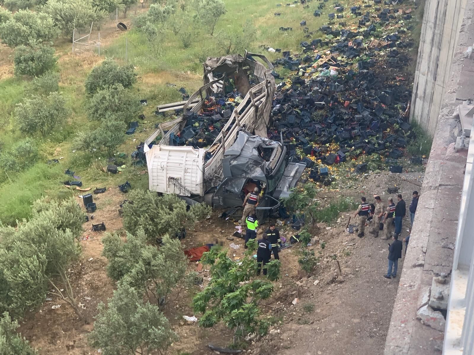 Nurdağı Başpınar Viyadüğü'nde Otomobile Arkadan Çarpan Sebze Yüklü Tır, Yaklaşık 30 Metreden Aşağı Uçtu (1)