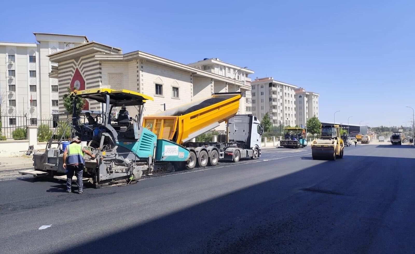 Büyükşehi̇r, Asfalt Seri̇m Çalişmalarina Devam Edi̇yor