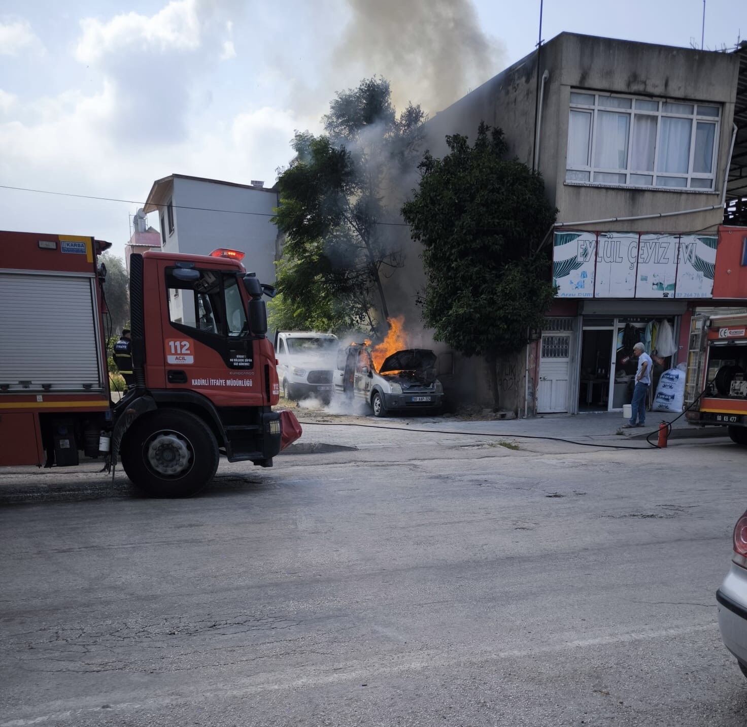 Park Halindeki Hafif Ticari Araç Yandı (1)