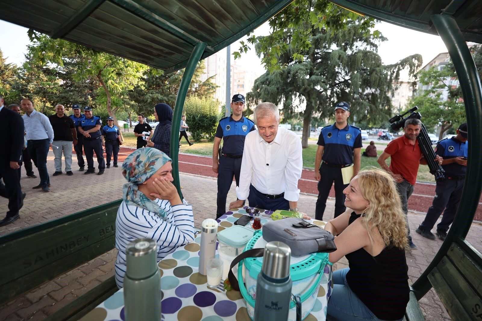 Şahinbey Belediyesi Zabıta Ekipleri, Araç Içi Kamera Sistemi Ve Dron Desteğiyle Parklarda Denetim Gerçekleştirdi. Denetimlerde Parkların Temizliği Incelenirken, Vatandaşların Çevreye Karşı Duyarlılığı Da Gözlemlendi (1)