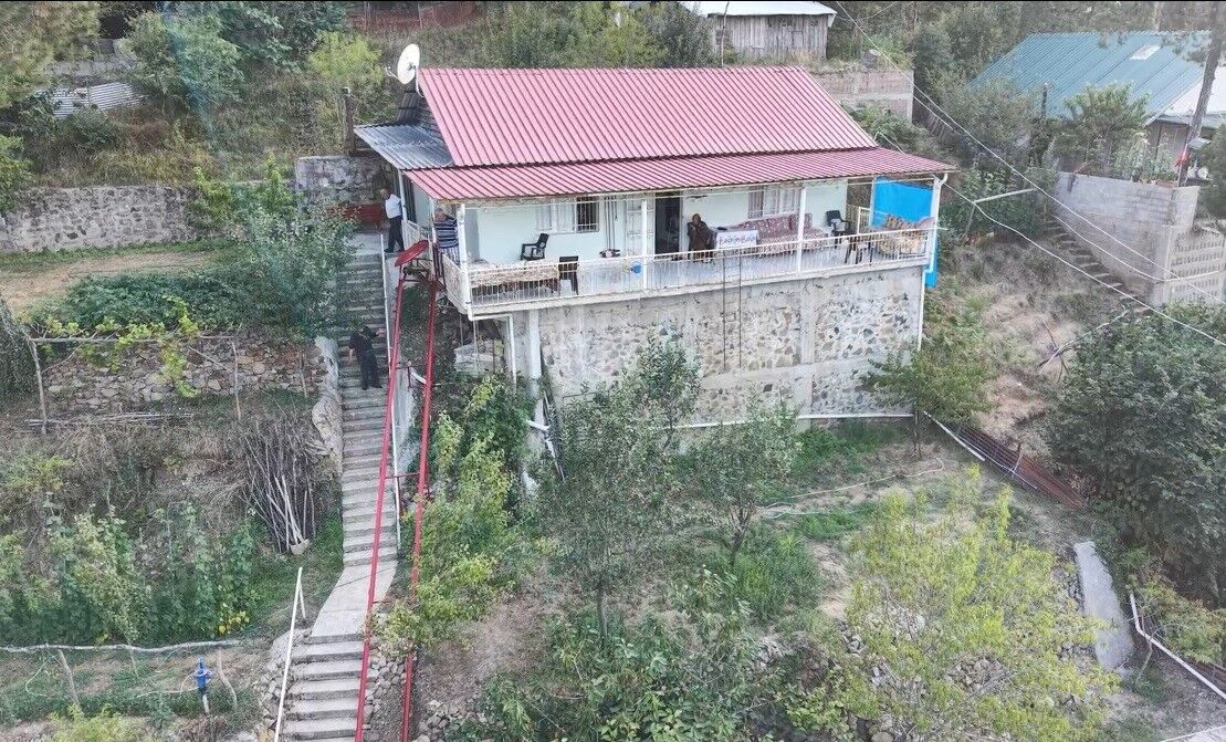 71 Yaşındaki Adam Eşi Yorulmasın Diye Asansör Yaptırdı (2)