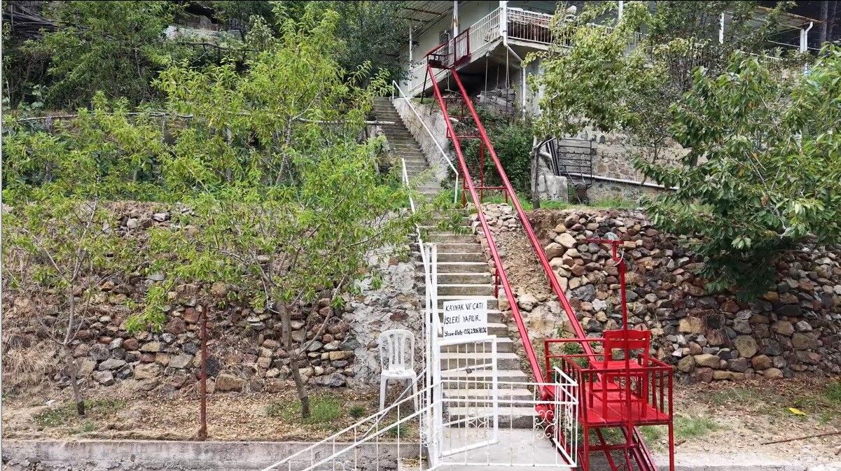 71 Yaşındaki Adam Eşi Yorulmasın Diye Asansör Yaptırdı (3)