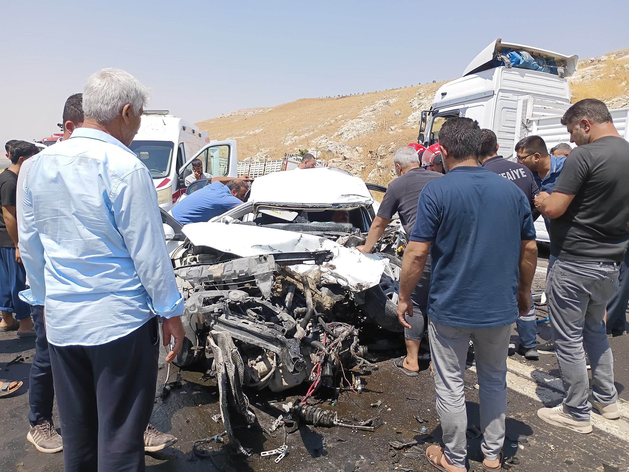 Feci Kazada Araçta Sıkışan Sürücü Ağır Yaralandı (2)