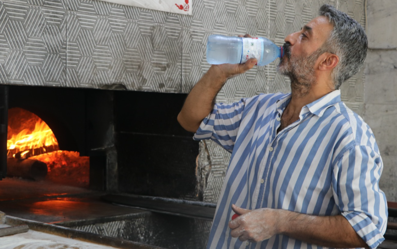 Vücuduna Bağladığı Kalıp Buz Ile Serinlemeye Çalıştı (3)