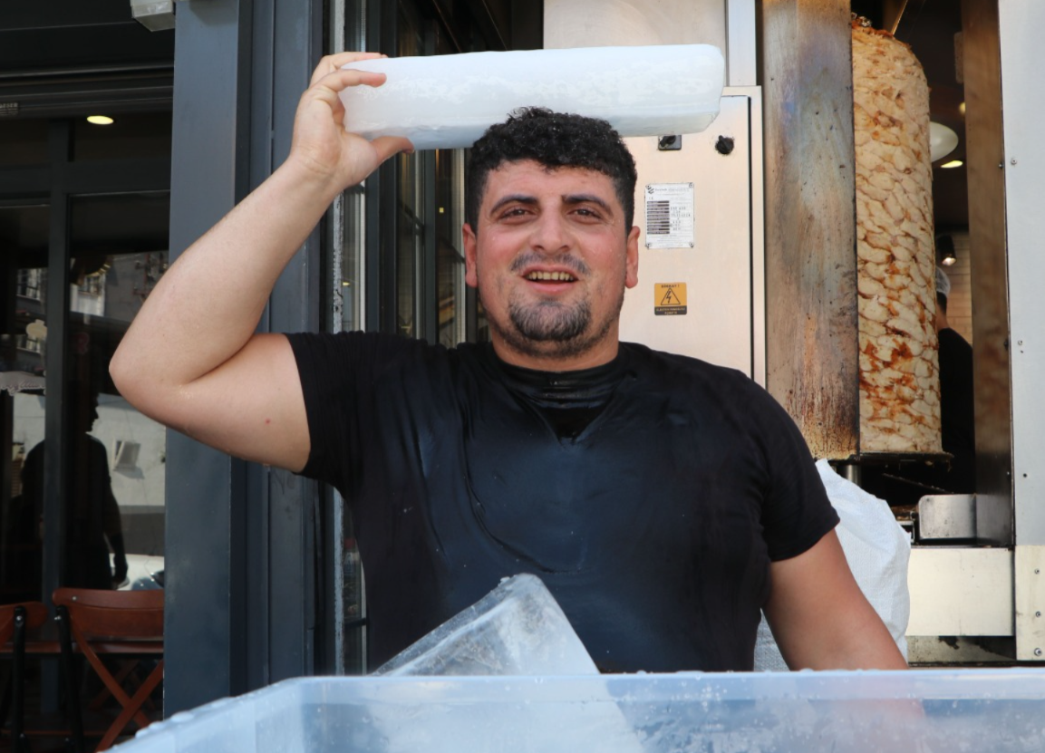 Vücuduna Bağladığı Kalıp Buz Ile Serinlemeye Çalıştı (4)