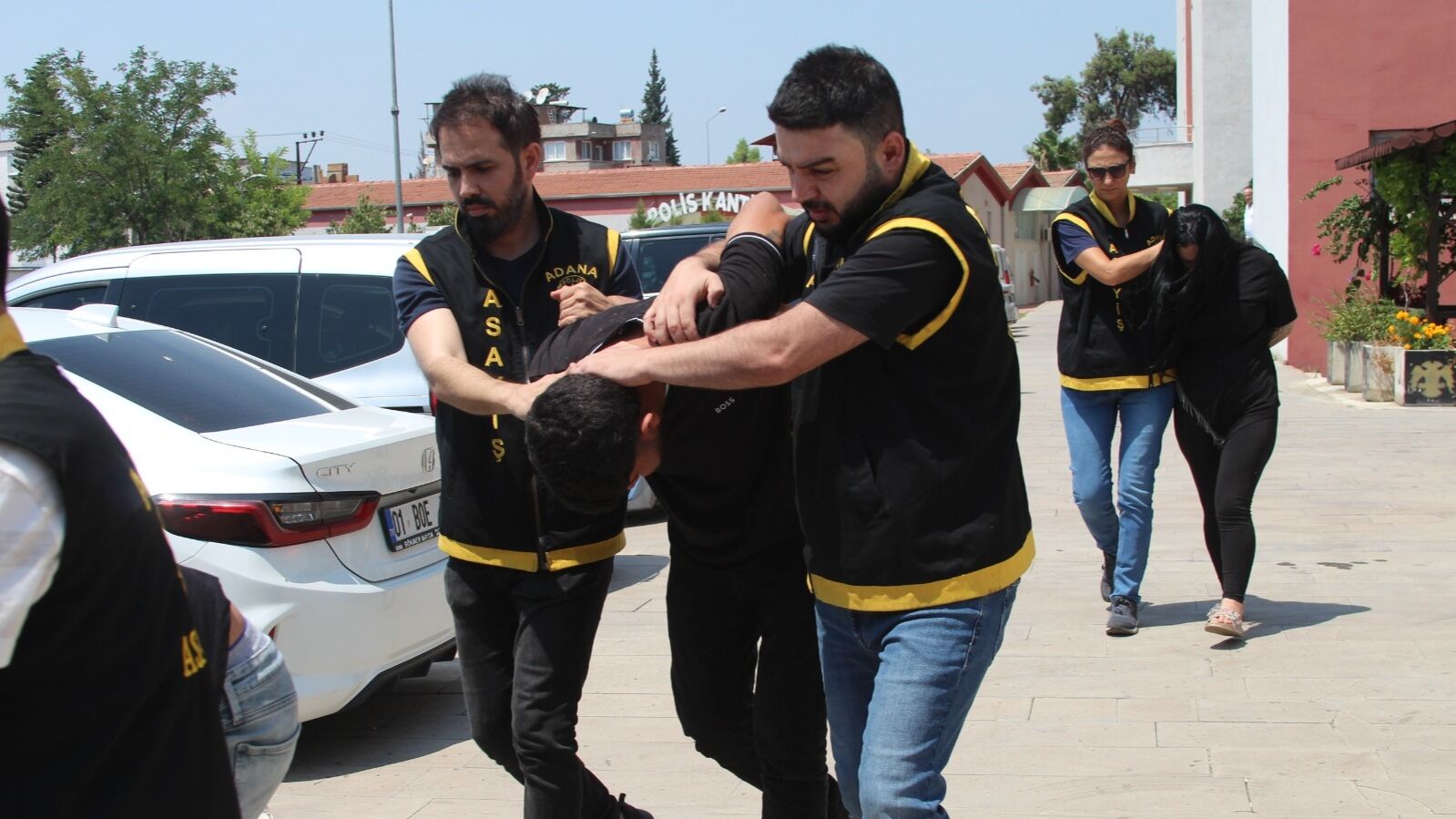 Yer Ve Mekan Dinlemediler Mezarlıkta Kapkaç Yaptılar (2)