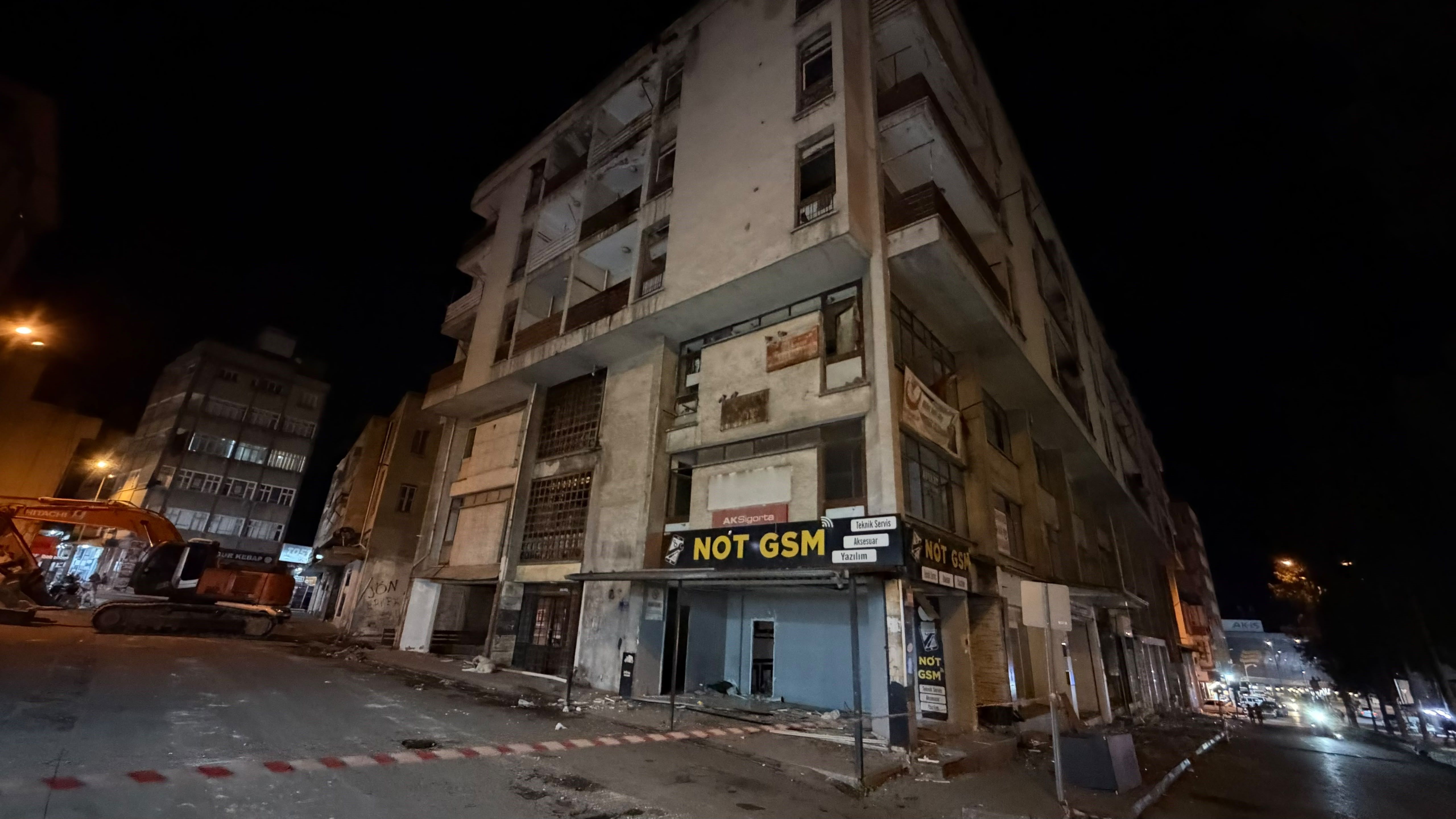 Depremde ağır hasar alan binada yıkım başladı