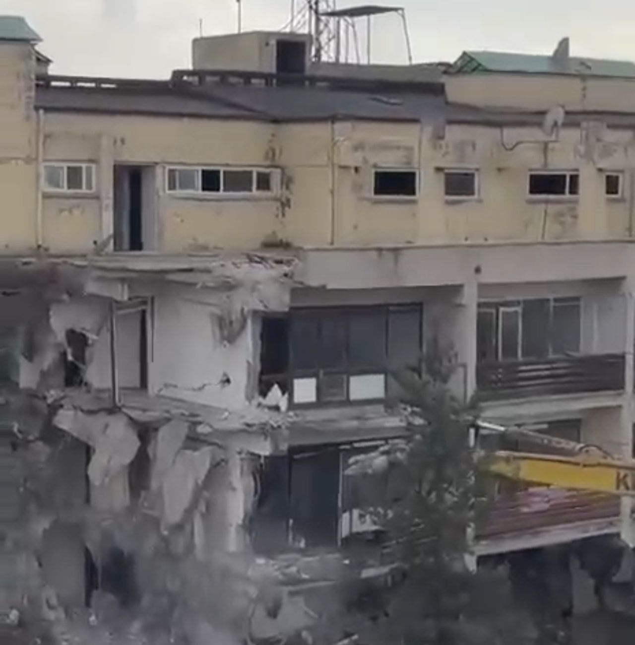 Nizip Belediye İş Hanı’nın yarısı tek darbeyle çöktü