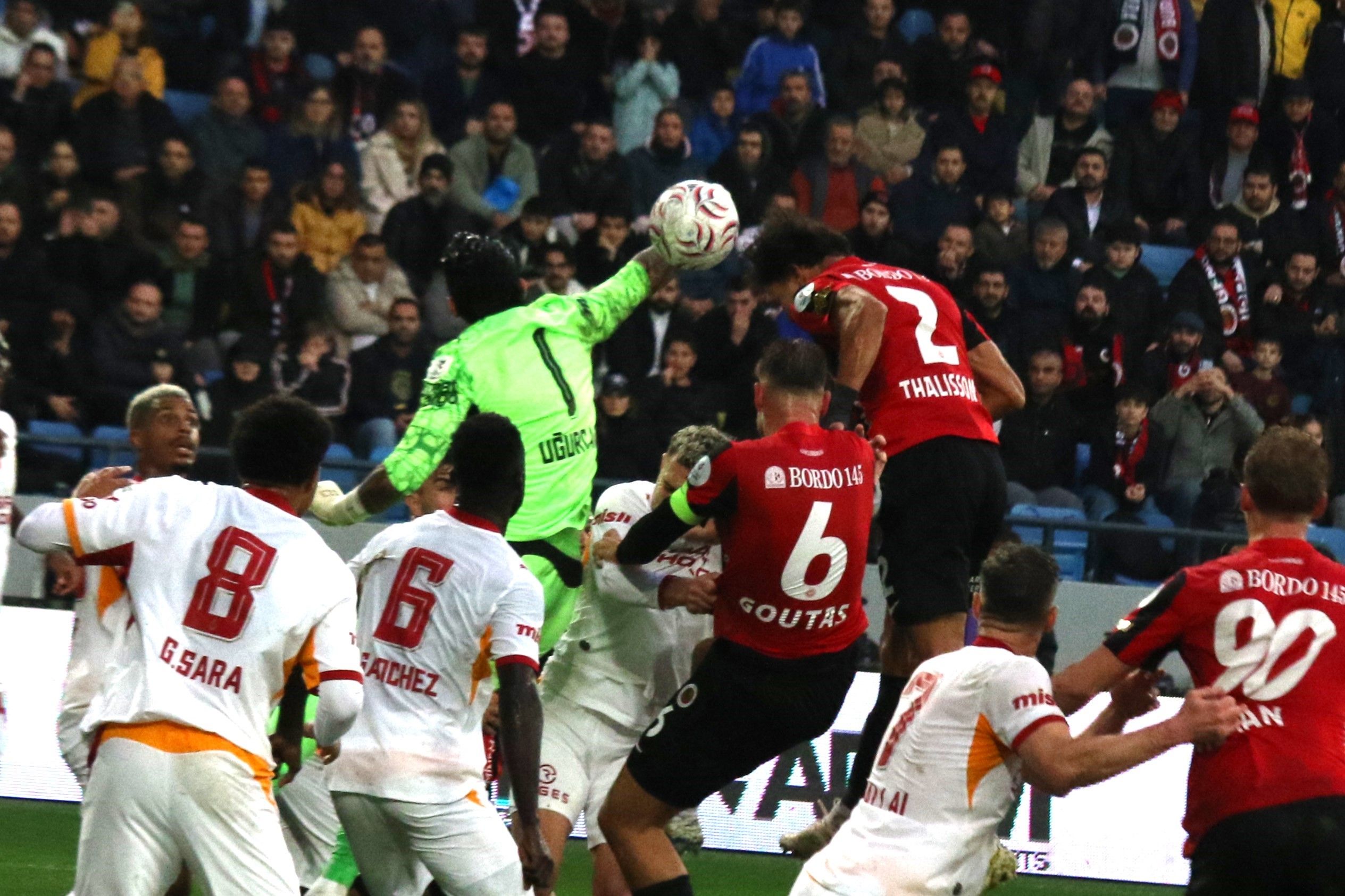 Gençlerbirliği-Galatasaray maçında ilk yarı beraberlikle tamamlandı